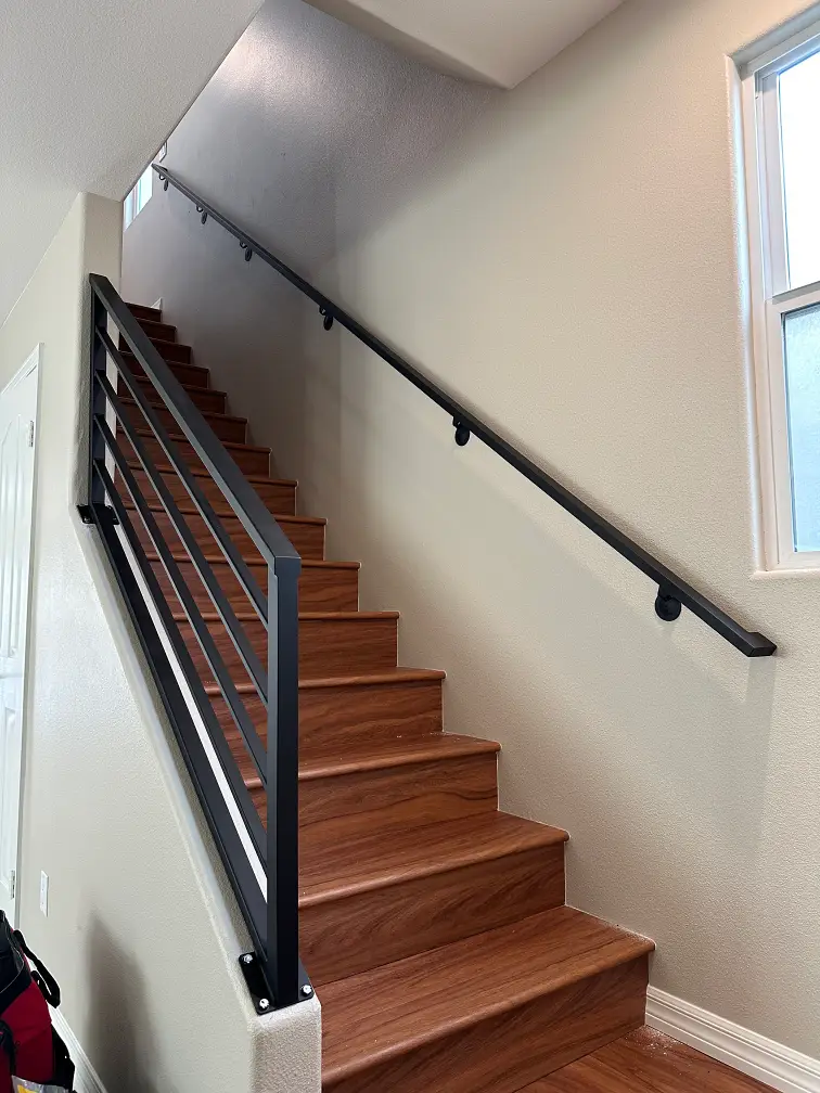 TV wall mount with clean cable routing